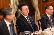 이재명 대통령이 23일(현지시간) 미국 뉴욕의 한 호텔에서 열린 외교안보오피니언리더 초청 만찬 행사에 참석하고 있다.