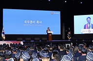 김민석 국무총리가 24일 송파구 올림픽공원 올림픽홀에서 열린 제73주년 재향군인의 날 기념식에서 축사를 하고 있다.