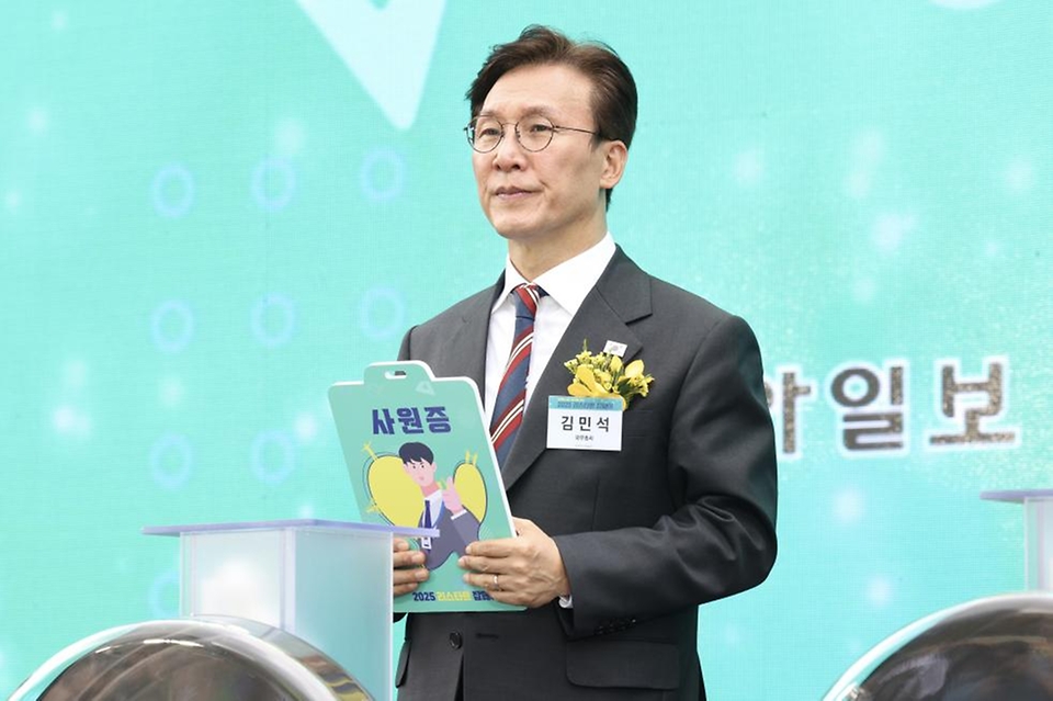 김민석 국무총리가 25일 광화문광장에서 열린 동아일보 리스타트 잡페어 개막식에서 연설 및 축하퍼포먼스를 하고 있다.