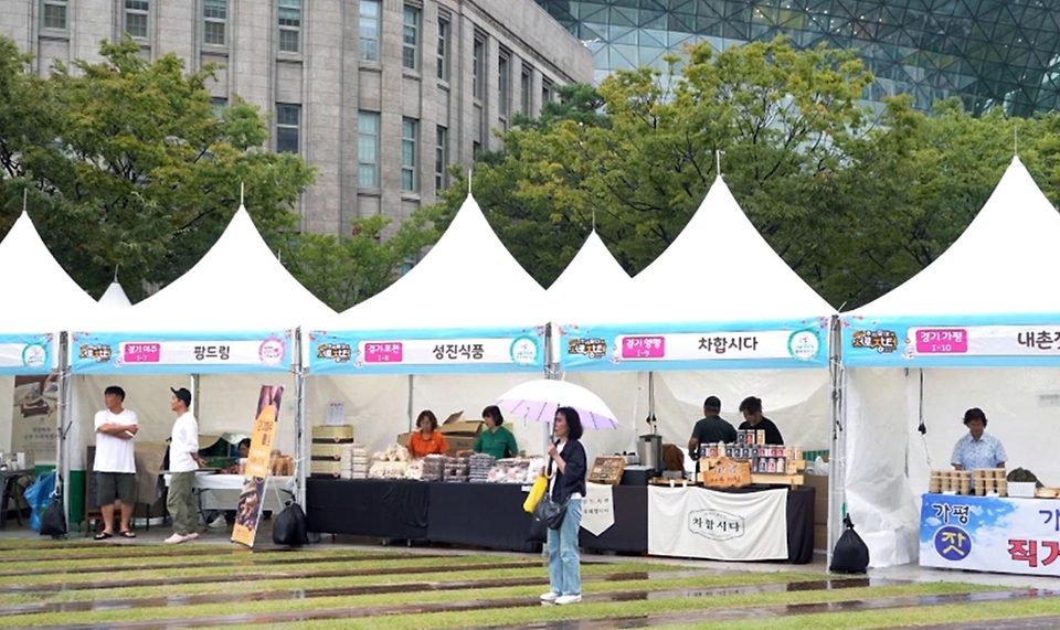 송미령 농림축산식품부 장관은 9월 24일(수), 3일간(9.24~9.26) 서울광장에서 전국 지역 특산물을 저렴한 가격으로 구매할 수 있는 추석맞이 '서로장터'에 참석하였습니다.