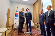 이재명 대통령이 23일(현지시간) 미국 뉴욕 유엔 본부에서 페트르 파벨 체코 대통령과 정상회담에 앞서 기념 촬영을 하고 있다.