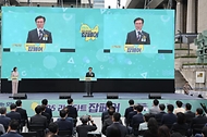 김민석 국무총리가 25일 광화문광장에서 열린 동아일보 리스타트 잡페어 개막식에서 연설 및 축하퍼포먼스를 하고 있다.
