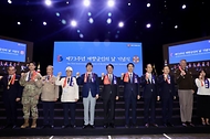 김민석 국무총리가 24일 송파구 올림픽공원 올림픽홀에서 열린 제73주년 재향군인의 날 기념식에서 축사를 하고 있다.