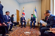 이재명 대통령이 23일(현지시간) 미국 뉴욕 유엔 본부에서 샤브카트 미르지요예프 우즈베키스탄 대통령과 정상회담을 하고 있다.