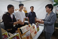 송미령 농림축산식품부 장관은 9월 24일(수), 3일간(9.24~9.26) 서울광장에서 전국 지역 특산물을 저렴한 가격으로 구매할 수 있는 추석맞이 '서로장터'에 참석하였습니다.