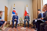 이재명 대통령과 카롤 나브로츠키 폴란드 대통령이 24일(현지시간) 미국 뉴욕 유엔본부에서 정상회담을 하고 있다.