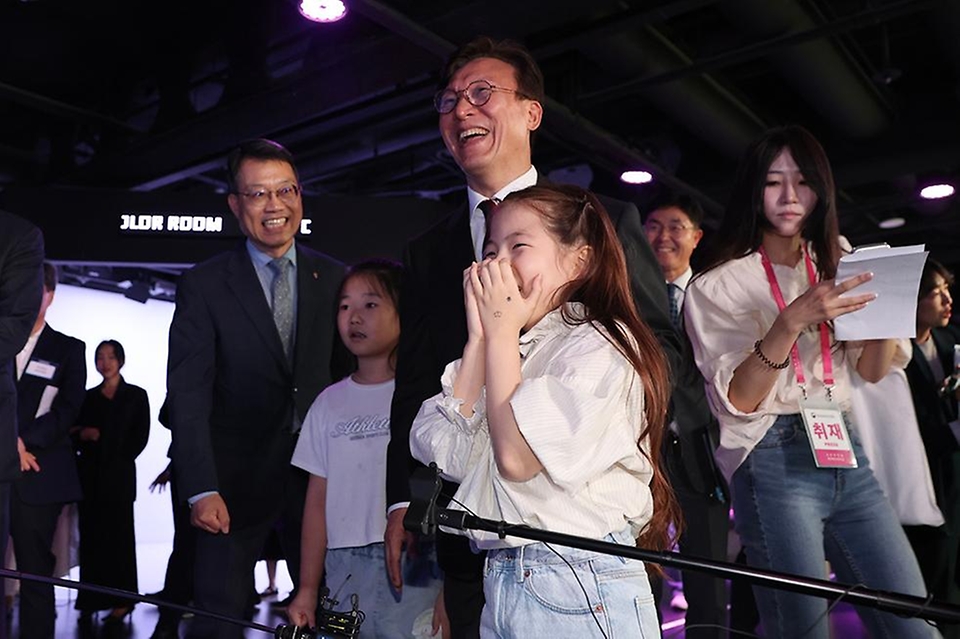 김민석 국무총리가 25일 중구 청계천로 하이커그라운드에서 열린 국가관광전략회의를 주재하고 있다.
