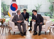 이재명 대통령이 24일(현지시간) 미국 뉴욕 주유엔대한민국대표부에서 스콧 베선트 미국 재무장관을 접견하고 있다.