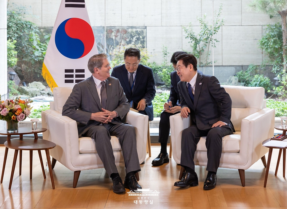 이재명 대통령이 24일(현지시간) 미국 뉴욕 주유엔대한민국대표부에서 스콧 베선트 미국 재무장관을 접견하고 있다.