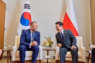 이재명 대통령과 카롤 나브로츠키 폴란드 대통령이 24일(현지시간) 미국 뉴욕 유엔본부에서 정상회담을 하고 있다.