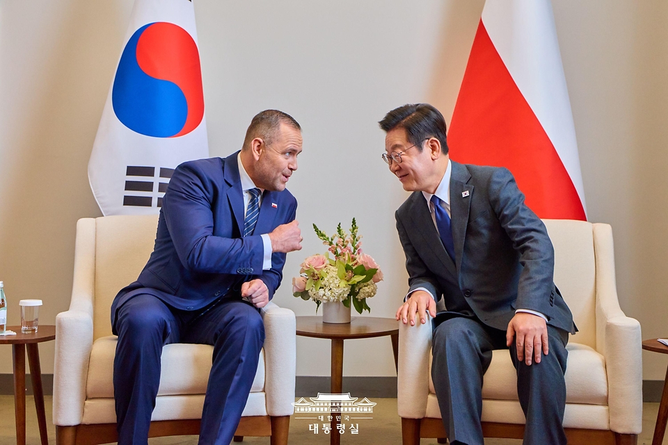이재명 대통령과 카롤 나브로츠키 폴란드 대통령이 24일(현지시간) 미국 뉴욕 유엔본부에서 정상회담을 하고 있다.