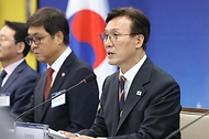 김민석 국무총리가 25일 중구 청계천로 하이커그라운드에서 열린 국가관광전략회의를 주재하고 있다.