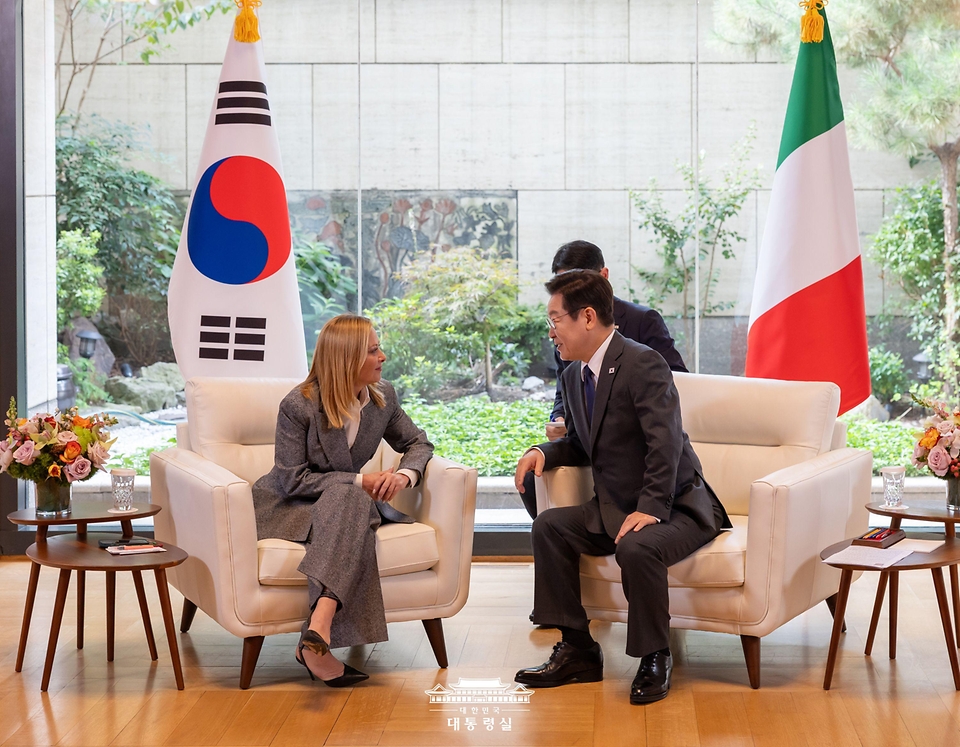 이재명 대통령과 조르자 멜로니 이탈리아 총리가 24일(현지시간) 미국 뉴욕 주유엔대한민국대표부에서 정상회담을 하고 있다.