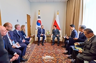 이재명 대통령과 카롤 나브로츠키 폴란드 대통령이 24일(현지시간) 미국 뉴욕 유엔본부에서 정상회담을 하고 있다.