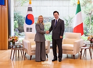 이재명 대통령과 조르자 멜로니 이탈리아 총리가 24일(현지시간) 미국 뉴욕 주유엔대한민국대표부에서 정상회담에 앞서 악수하고 있다.