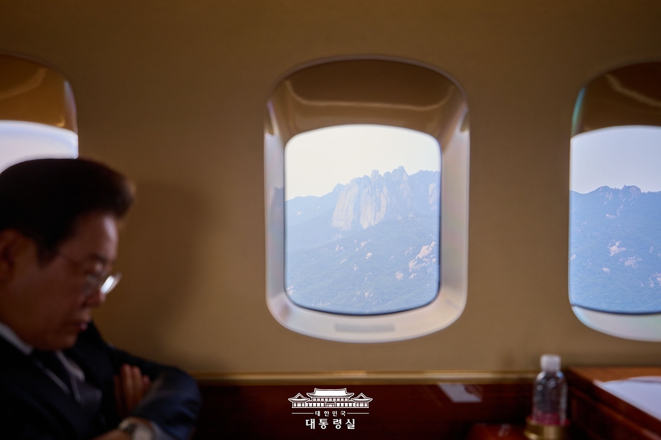 이재명 대통령이 13일 전용 헬기에 탑승해 생각에 잠겨 있다.