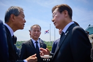 이재명 대통령이 6일 서울 동작구 국립서울현충원에서 열린 제70회 현충일 추념식에서 참석자들과 대화하고 있다.