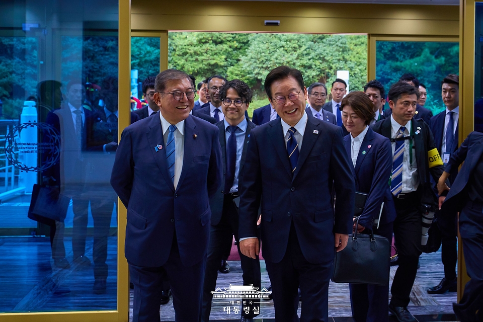 이재명 대통령이 30일 부산 누리마루 APEC 하우스에서 한일 정삼회담을 위해 이시바 시게루 일본 총리와 입장하고 있다.