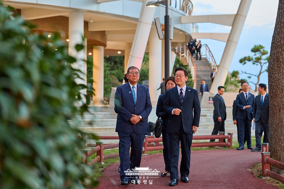 이재명 대통령이 30일 부산 누리마루 APEC 하우스에서 이시바 시게루 일본 총리와 산책을 하고 있다.