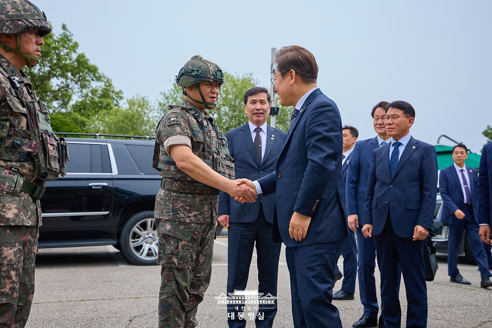 이재명 대통령이 13일 경기도 연천군 25사단 비룡전망대를 방문해 군장병들을 격려하고 있다.