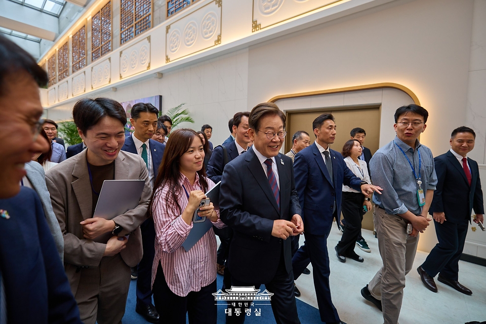 이재명 대통령이 10일 서울 용산 대통령실 청사에서 출입기자들과 즉석 차담을 가진 뒤 이동하고 있다.