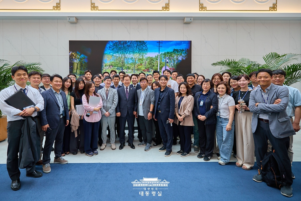 이재명 대통령이 10일 서울 용산 대통령실 청사에서 출입기자들과 함께 기념촬영을 하고 있다.