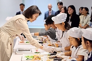김혜경 여사가 24일(현지시간) 미국 뉴욕코리아 소사이어티에서 열린 동포 미래세대 대상 한식 요리교실에서 참석한 어린이들의 요리 모습을 살펴보고 있다.