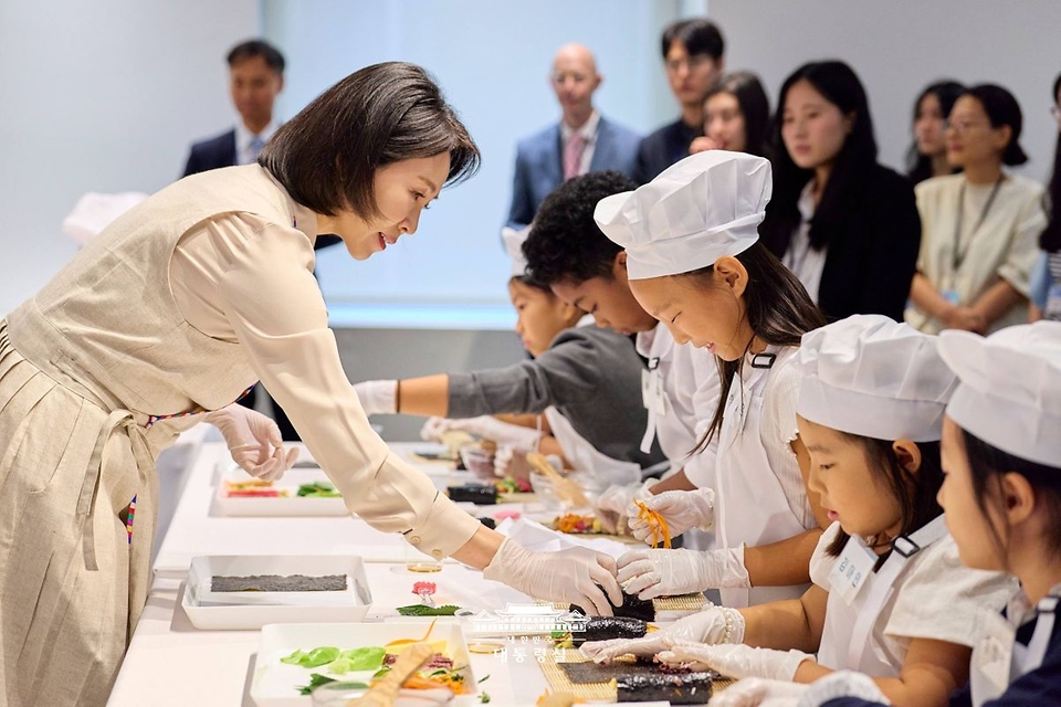 김혜경 여사가 24일(현지시간) 미국 뉴욕코리아 소사이어티에서 열린 동포 미래세대 대상 한식 요리교실에서 참석한 어린이들의 요리 모습을 살펴보고 있다.