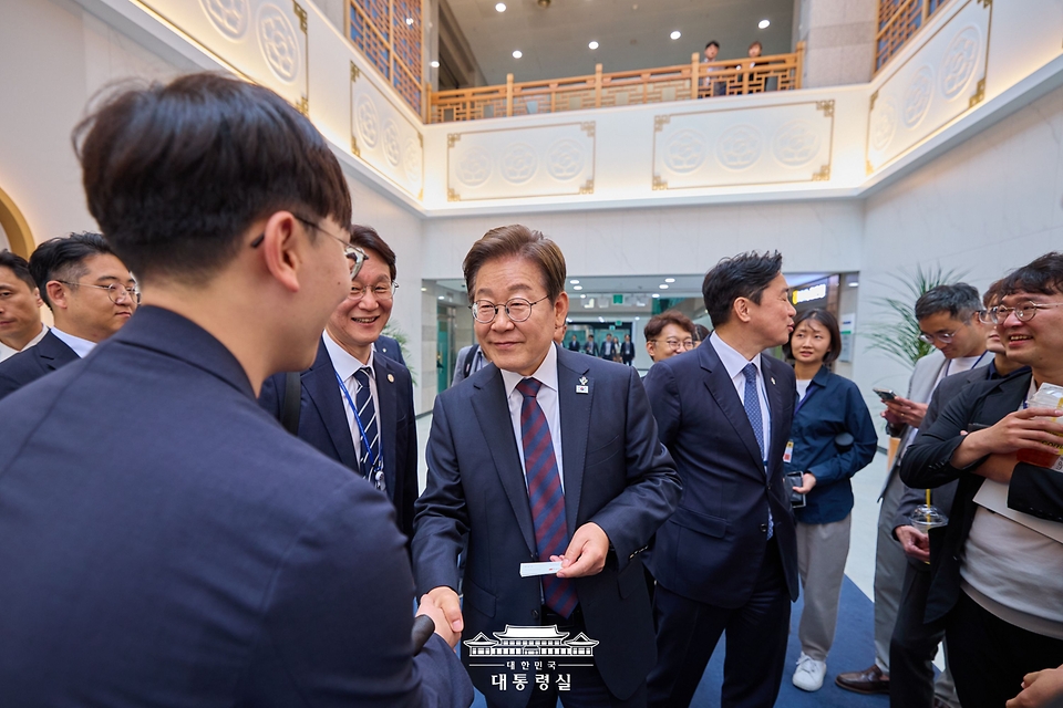 이재명 대통령이 10일 서울 용산 대통령실 청사 직원식당에서 점심 식사를 한 뒤 구내 매점을 방문해 기자들과 인사하고 있다.