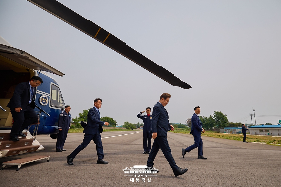 이재명 대통령이 13일 전용 헬기에서 내려 이동하고 있다.