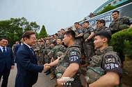 이재명 대통령이 13일 경기도 연천군 25사단 비룡전망대를 방문해 군장병들을 격려하고 있다.