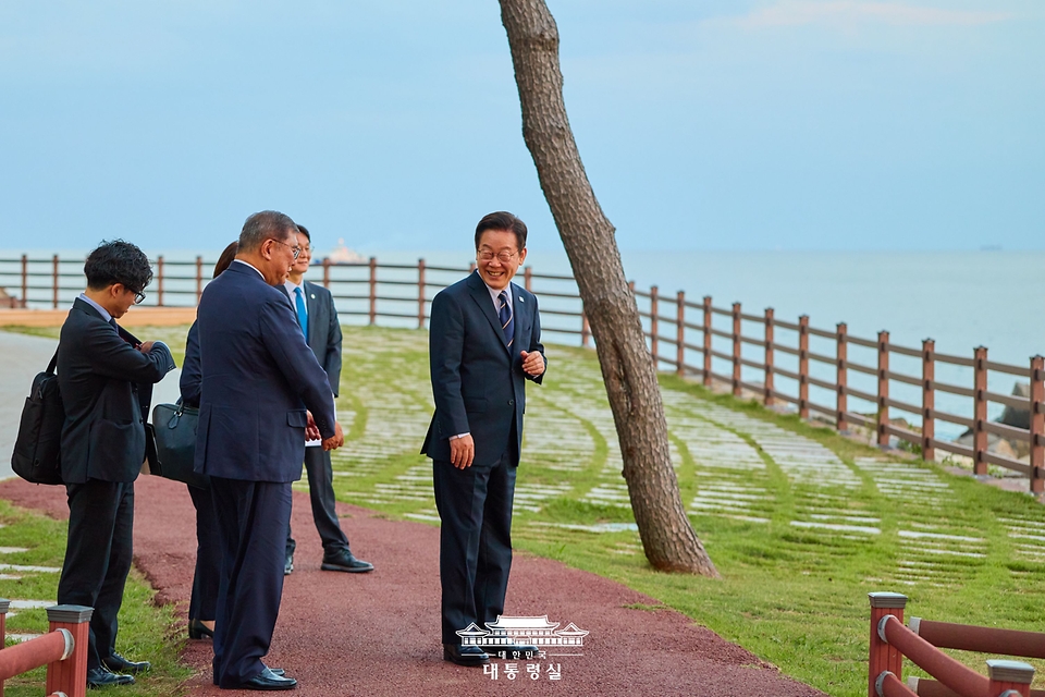 이재명 대통령이 30일 부산 누리마루 APEC 하우스에서 이시바 시게루 일본 총리와 산책을 하고 있다.
