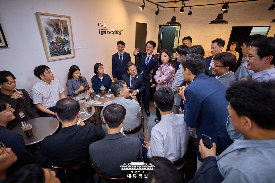 이재명 대통령이 10일 서울 용산 대통령실 청사 직원식당에서 점심 식사를 한 뒤 구내 매점에서 출입기자들과 즉석 차담을 하고 있다. 