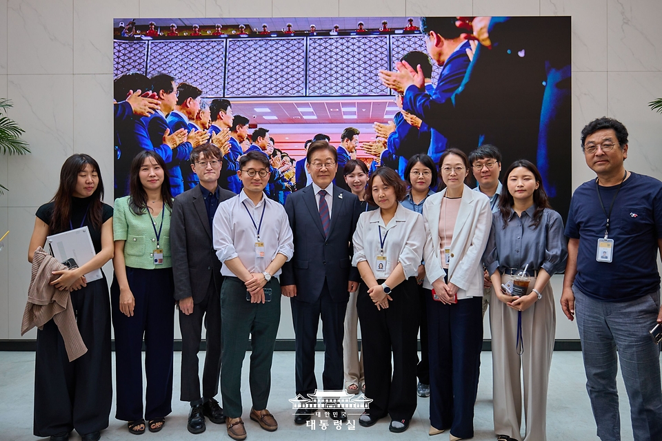 이재명 대통령이 10일 서울 용산 대통령실 청사에서 출입기자들과 함께 기념촬영을 하고 있다.