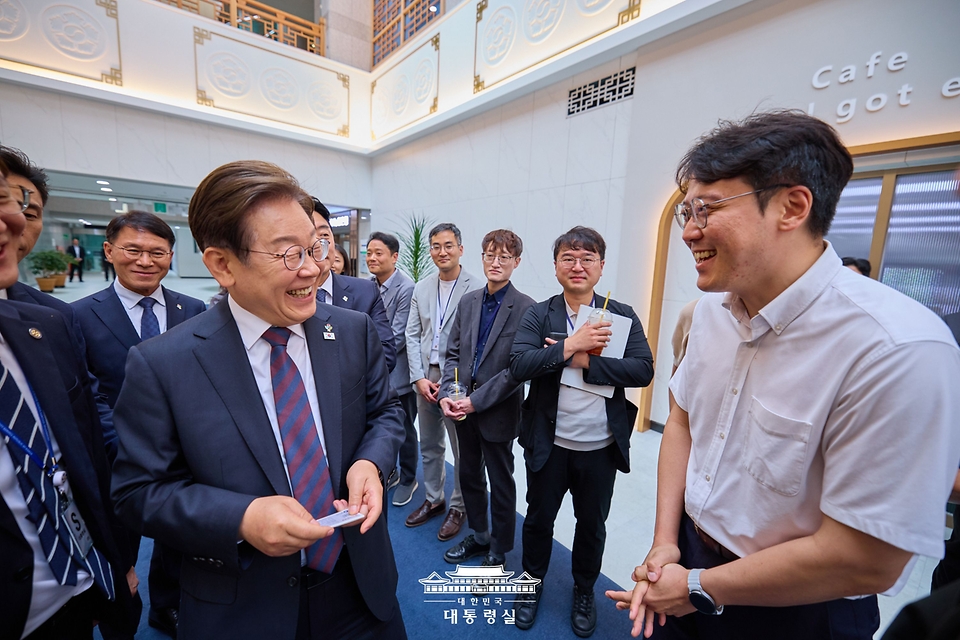 이재명 대통령이 10일 서울 용산 대통령실 청사 직원식당에서 점심 식사를 한 뒤 구내 매점을 방문해 기자들과 인사하고 있다.