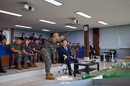 이재명 대통령이 13일 경기도 연천군 25사단 비룡전망대를 방문해 군 관계자의 설명을 듣고 있다.