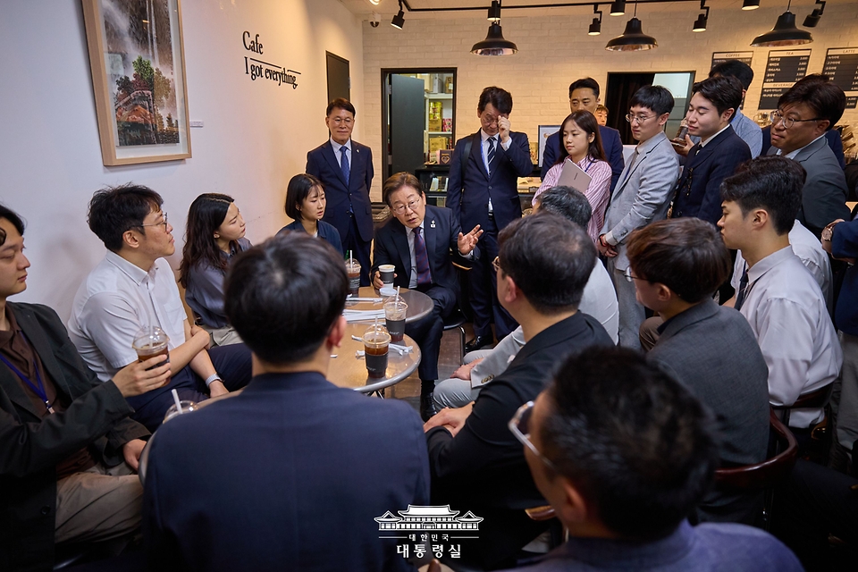 이재명 대통령이 10일 서울 용산 대통령실 청사 직원식당에서 점심 식사를 한 뒤 구내 매점에서 출입기자들과 즉석 차담을 하고 있다. 