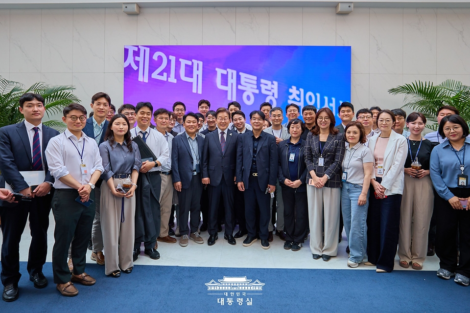 이재명 대통령이 10일 서울 용산 대통령실 청사에서 출입기자들과 함께 기념촬영을 하고 있다.