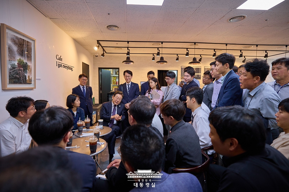 이재명 대통령이 10일 서울 용산 대통령실 청사 직원식당에서 점심 식사를 한 뒤 구내 매점에서 출입기자들과 즉석 차담을 하고 있다. 