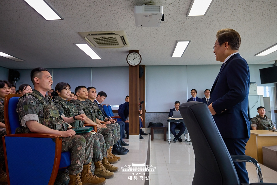 이재명 대통령이 13일 경기도 연천군 25사단 비룡전망대를 방문해 군장병들을 격려하고 있다.