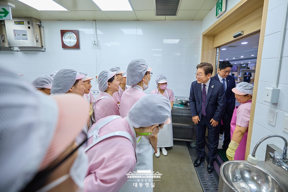 이재명 대통령이 10일 서울 용산 대통령실 청사에서 직원식당을 방문해 직원들과 대화하고 있다.