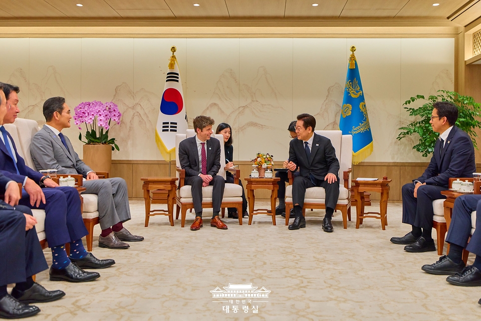 이재명 대통령이 1일 서울 용산 대통령실 청사에서 샘 알트만 오픈AI 대표를 접견하고 있다.