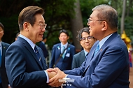 이재명 대통령이 30일 부산 누리마루 APEC 하우스에서 이시바 시게루 일본 총리와 악수하고 있다.