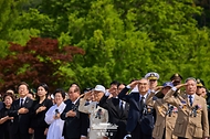 이재명 대통령과 김혜경 여사가 6일 서울 동작구 국립서울현충원에서 열린 제70회 현충일 추념식에서 국기에 경례를 하고 있다.