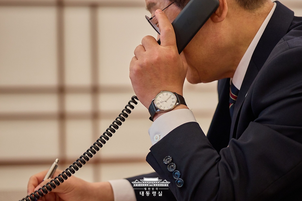 이재명 대통령이 6일 한남동 관저에서 도널드 트럼프 미국 대통령과 전화 통화를 하고 있다.