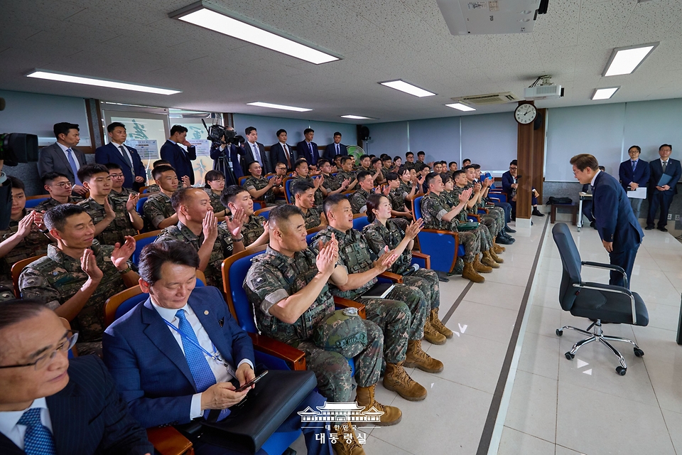이재명 대통령이 13일 경기도 연천군 25사단 비룡전망대를 방문해 군장병들을 격려하고 있다.