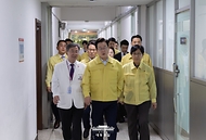 이재명 대통령이 29일 서울 중구 국립중앙의료원에서 열린 응급의료현장 간담회에 참석하고 있다.