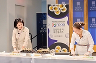 김혜경 여사가 24일(현지시간) 미국 뉴욕코리아 소사이어티에서 열린 동포 미래세대 대상 한식 요리교실에서 김밥을 만들고 있다.