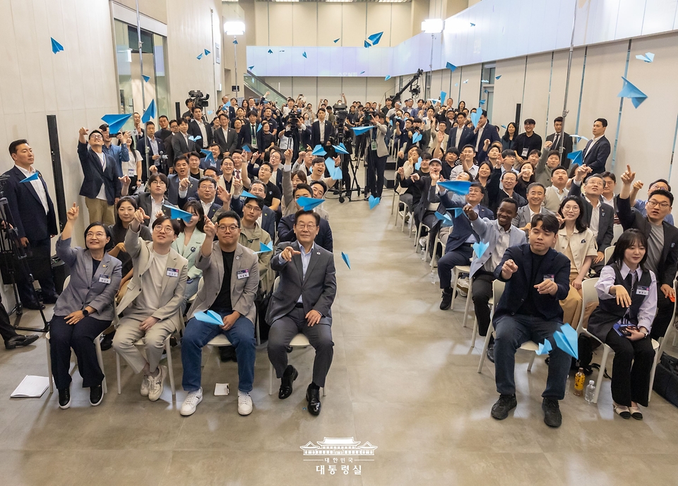 이재명 대통령이 17일 경기도 성남시 스타트업 스퀘어에서 열린 청년 스타트업 상상콘서트에서 참석자들과 종이비행기를 날리고 있다.