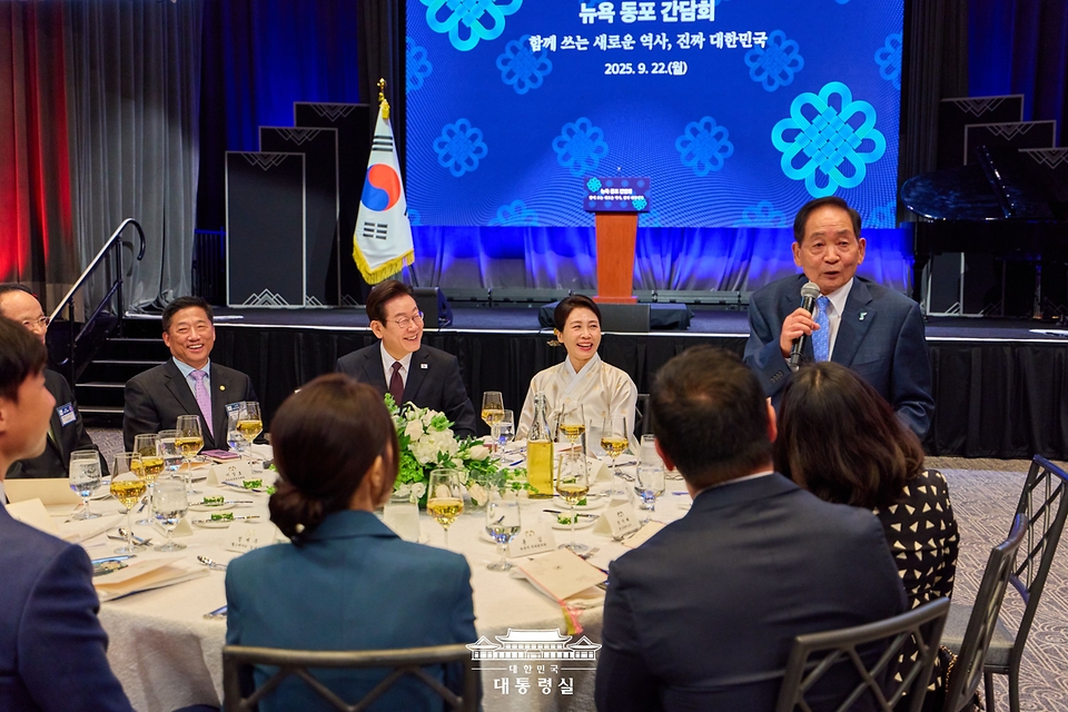 이재명 대통령이 22일(현지시간) 미국 뉴욕의 한 호텔에서 열린 동포 간담회에서 참석자의 발언을 경청하고 있다.